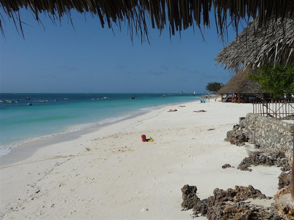 Azuurblauwe zee van Zanzibar