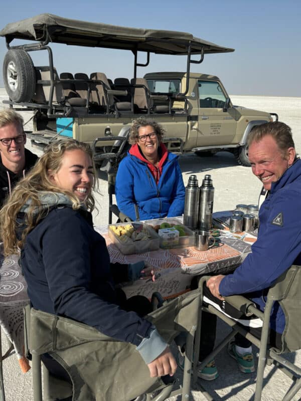 Ontbijt op de zoutpan in Botswana