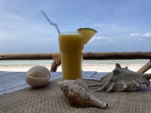 Cocktail op het strand van Zanzibar