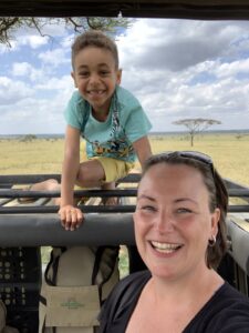 Saskia en haar zoontje op safari in Tanzania