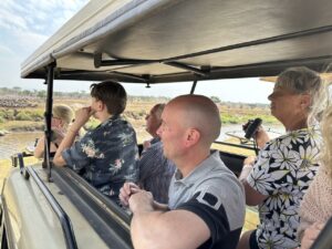 Op game drive in de Serengeti